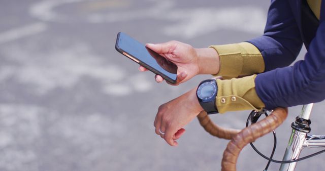 Person Using Smartphone on Bicycle Handlebar on City Street - Download Free Stock Images Pikwizard.com