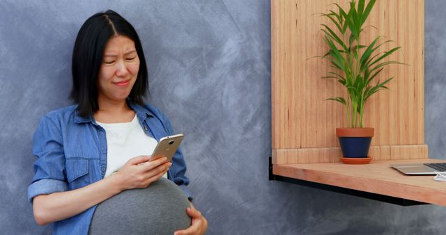 Pregnant Woman Reacting to Smartphone Notification - Download Free Stock Images Pikwizard.com