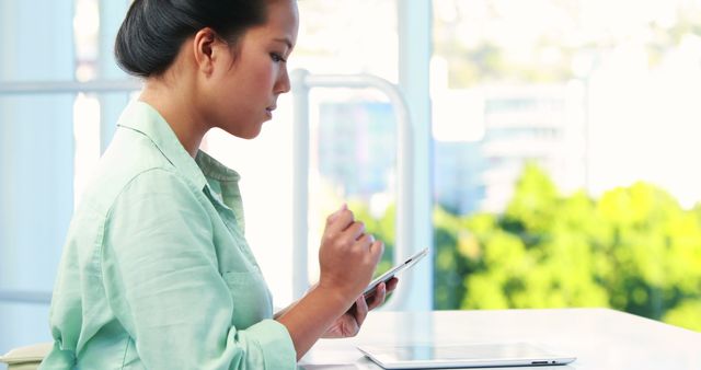 Focused Young Woman Working on Smartphone in Modern Office - Download Free Stock Images Pikwizard.com