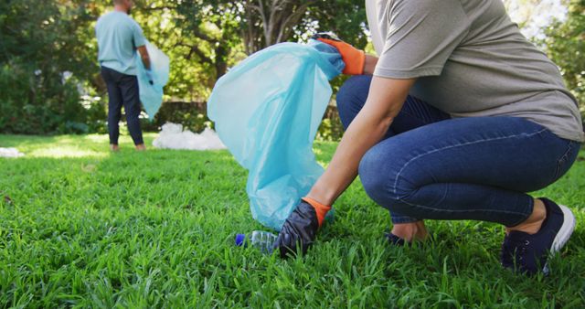 Volunteers Collecting Trash in Park on Clean-Up Day - Download Free Stock Images Pikwizard.com