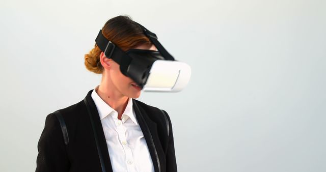 Businesswoman using VR headset for virtual reality experience - Download Free Stock Images Pikwizard.com