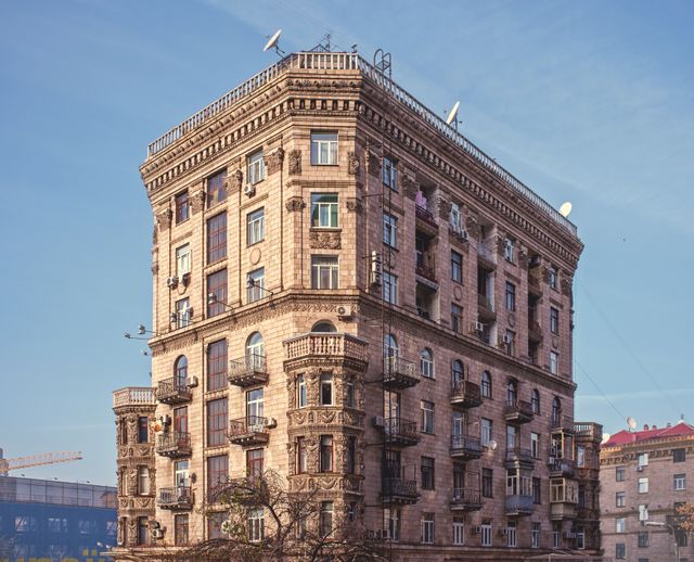 Vintage European Apartment Building Under Clear Sky - Download Free Stock Photos Pikwizard.com