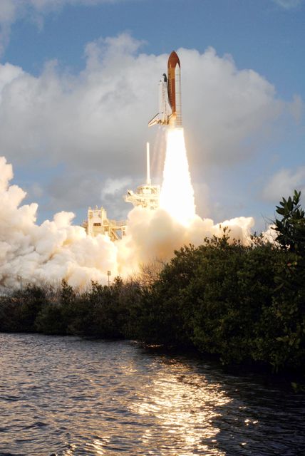 Space Shuttle Discovery Launch Towards Earth-Orbit from Kennedy Space Center - Download Free Stock Photos Pikwizard.com