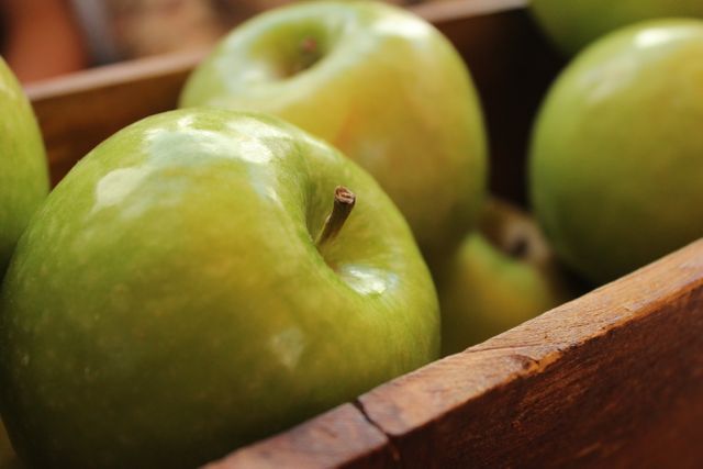 Fresh Green Apples in Rustic Wooden Crate - Download Free Stock Photos Pikwizard.com