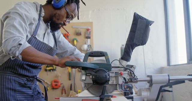 Focused Carpenter Using Circular Saw in Workshop - Download Free Stock Images Pikwizard.com