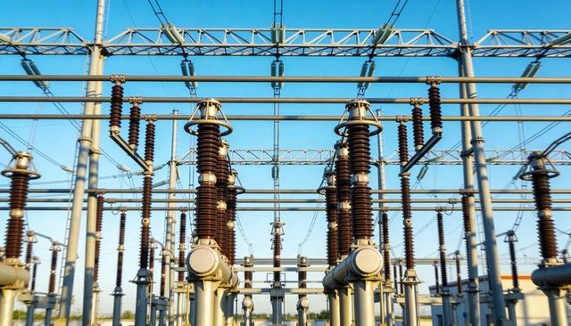 High-voltage substation insulators and busbars in symmetrical transmission grid
