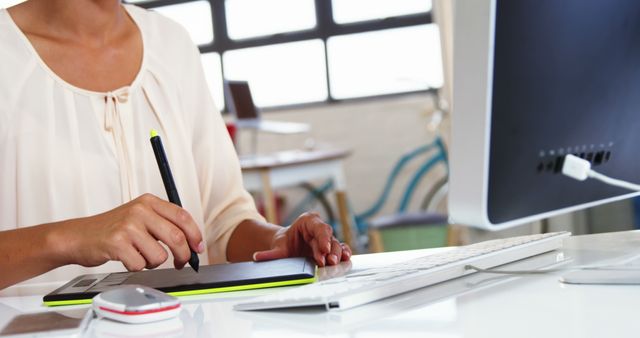 Professional Woman Using Stylus and Tablet in Office Setting - Download Free Stock Images Pikwizard.com