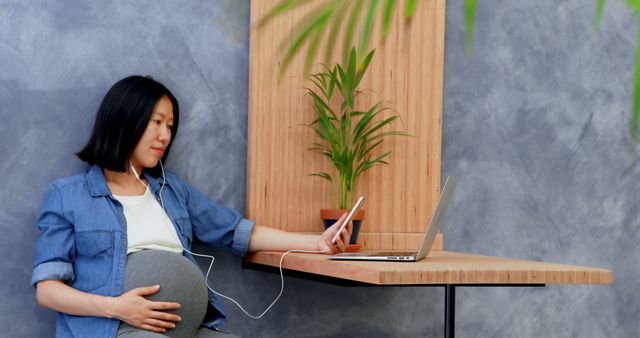 Pregnant woman working from home using laptop and smartphone - Download Free Stock Images Pikwizard.com