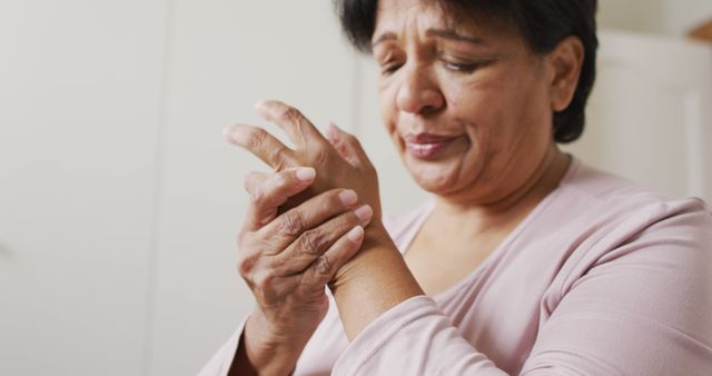 Senior Woman Experiencing Wrist Pain from Arthritis in Living Room - Download Free Stock Images Pikwizard.com