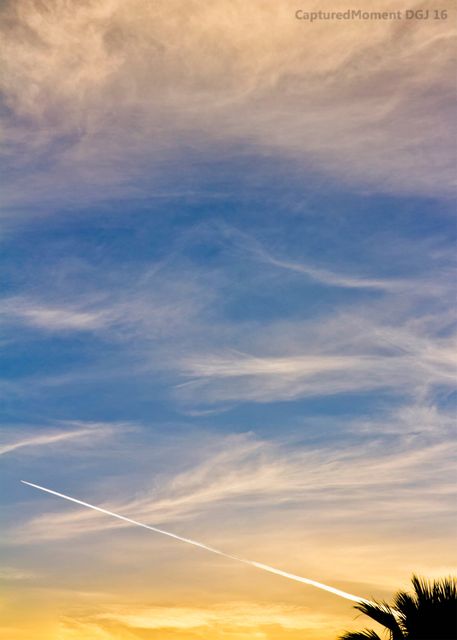 Vivid image of a jet contrail contrasting beautifully against a warm, colorful sunset sky. Serenity and tranquility in nature. Ideal for content relating to travel, aviation, nature’s beauty, or relaxation. Perfect for landscapes, travel brochures, or inspirational backdrops.