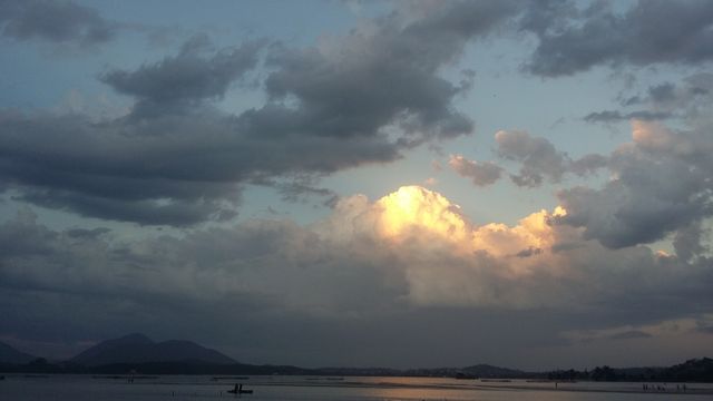 Serene Evening Sky with Colorful Cloud Over Lake and Mountains - Download Free Stock Photos Pikwizard.com