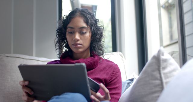 Focused Young Woman Using Tablet on Comfortable Sofa at Home - Download Free Stock Images Pikwizard.com