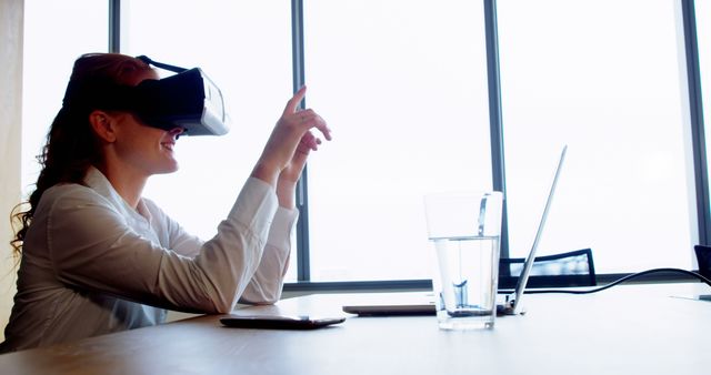 Professional Woman Using Virtual Reality Headset in Modern Office - Download Free Stock Images Pikwizard.com