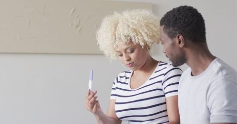 Couple reacts to pregnancy test result