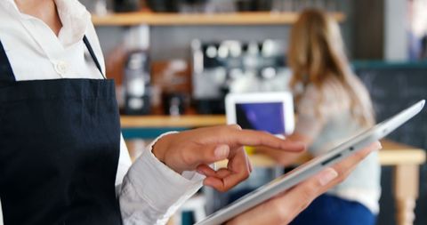 Waitress Using Tablet in Café for Efficient Ordering - Download Free Stock Images Pikwizard.com