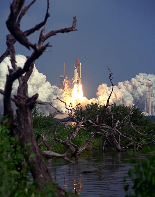 Space Shuttle Discovery Launching from Kennedy Space Center on a Bright Day - Download Free Stock Photos Pikwizard.com