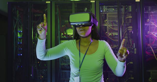 African American woman exploring virtual reality technology in data center - Download Free Stock Photos Pikwizard.com