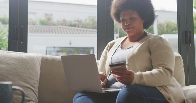 Woman Online Shopping at Home on Sofa, Holding Credit Card - Download Free Stock Images Pikwizard.com