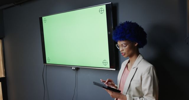 Business Professional Giving Presentation with Tablet and Green Screen Display - Download Free Stock Images Pikwizard.com