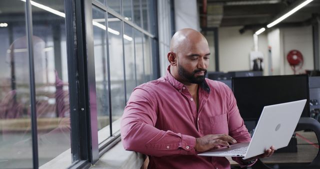 Focused Man Working on Laptop in Modern Office - Download Free Stock Images Pikwizard.com