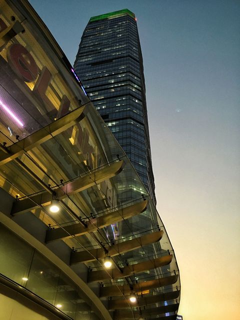 Modern Skyscraper Against Evening Sky with Glass Facade - Download Free Stock Photos Pikwizard.com