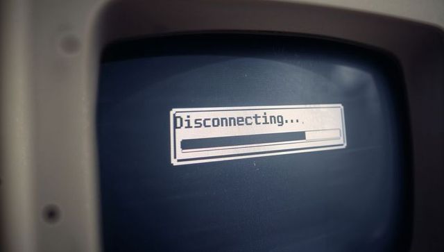 Displaying disconnecting progress bar on vintage crt monitor with pixelated ui