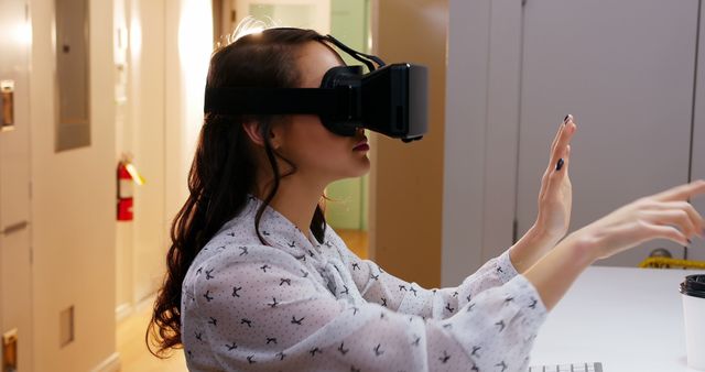 Woman Using Virtual Reality Headset at Desk in Office Environment - Download Free Stock Images Pikwizard.com