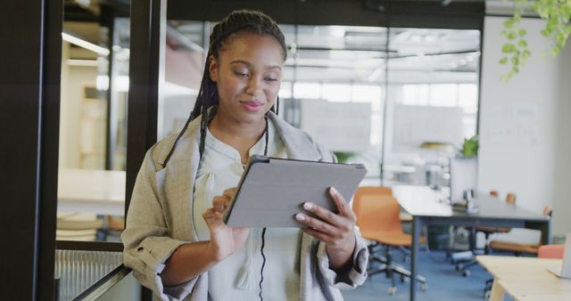 Smiling African American Businesswoman Using Tablet in Modern Office - Download Free Stock Images Pikwizard.com