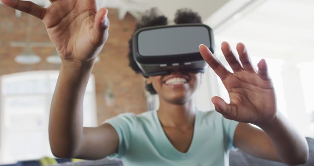 Excited Young Woman Experiencing Virtual Reality Technology - Download Free Stock Images Pikwizard.com