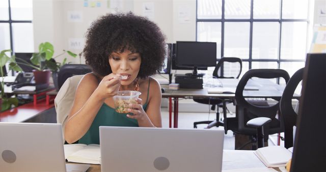 Female Office Worker Eating Healthy Lunch at Desk in Modern Workspace - Download Free Stock Images Pikwizard.com