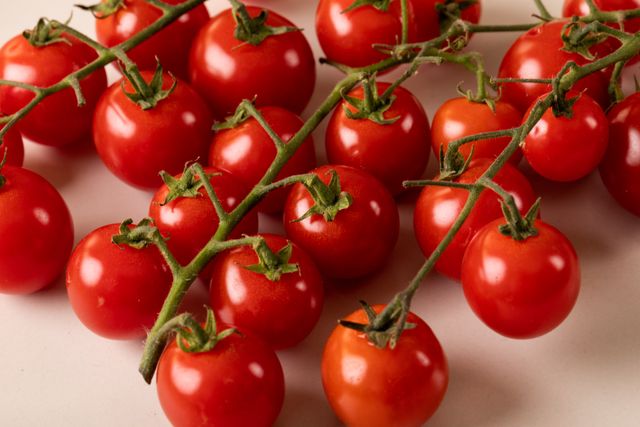 Close-up of organic red tomatoes on table, copy space - Download Free Stock Photos Pikwizard.com