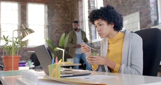 Focused Professional Woman Eating Healthy Lunch in Modern Office - Download Free Stock Images Pikwizard.com