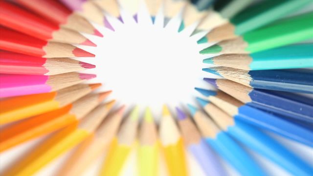 This illustration demonstrates a delightful and engaging circle of colored pencils radiating outward on a pristine background. The spectrum of hues reveals an energizing blend of creativity and vibrancy, making it ideal for themes related to education, creativity, design inspiration, artistic endeavors, and school supplies. It is suitable for enhancing art-related content, educational materials, creative workshops, and promotional materials for art products.