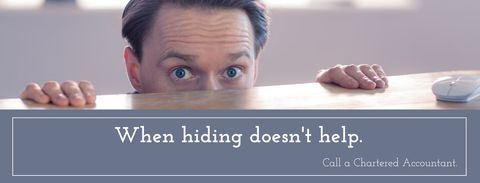 Man Peeking Over Desk Implies Urgency of Financial Advice - Download Free Stock Templates Pikwizard.com