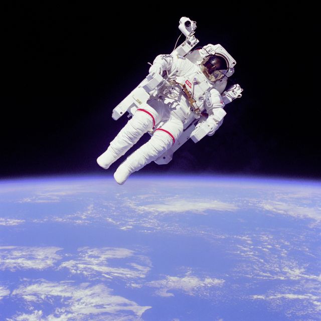 Astronaut in a spacesuit floating above Earth during a spacewalk, showcasing the vastness of space and the beauty of Earth from orbit. Ideal for use in articles or educational materials related to space exploration, NASA missions, or the concept of zero gravity. Great for illustrating themes of adventure, science fiction, or human achievement in space.
