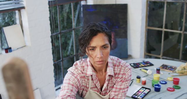 Focused Female Artist Painting in Studio - Download Free Stock Images Pikwizard.com