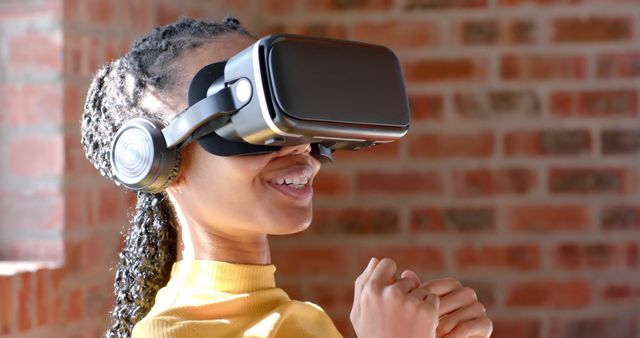 Excited Woman Using Virtual Reality Headset for Interactive Experience - Download Free Stock Images Pikwizard.com