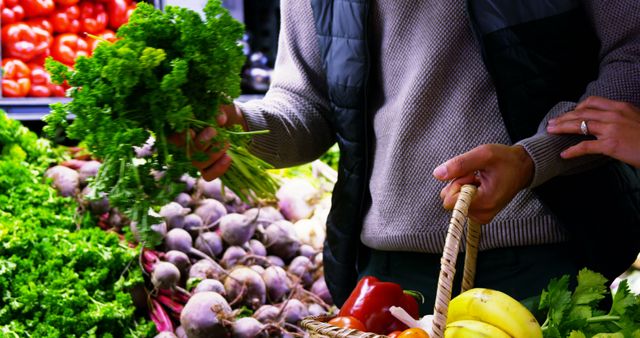 Couple Choosing Fresh Vegetables At Market - Download Free Stock Photos Pikwizard.com