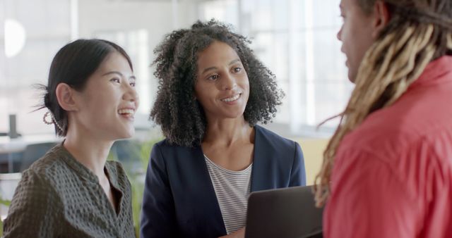 Diverse Professionals Engaging in Collaborative Discussion in Office - Download Free Stock Images Pikwizard.com