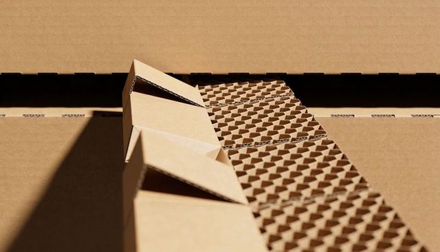 Displaying kraft honeycomb panel with folded flaps and geometric texture for packaging