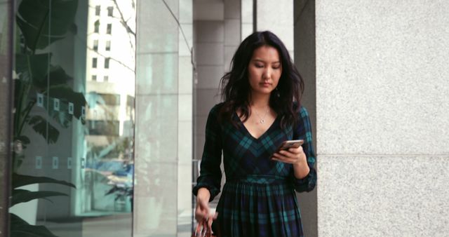 Confident Businesswoman Texting on Smartphone in Urban Setting - Download Free Stock Images Pikwizard.com