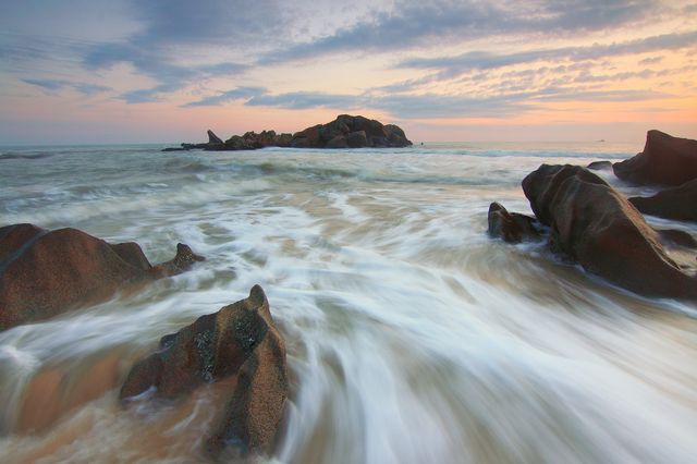 Peaceful Sunrise Over Rocky Seashore With Waves Crashing on Beach - Download Free Stock Photos Pikwizard.com