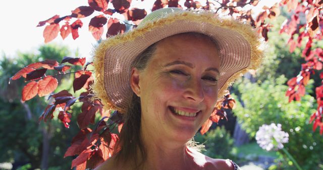 Portrait of happy caucasian senior woman in garden wearing sunhat and smiling in the sun - Download Free Stock Photos Pikwizard.com