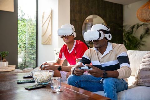 Friends Bonding over Immersive Virtual Reality Gaming at Home