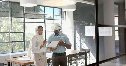 Diverse Colleagues Using VR for Innovative Collaboration in Modern Office