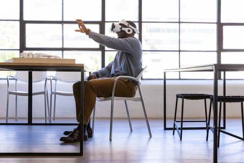 Exploring Virtual Reality in Modern Design Studio Environment