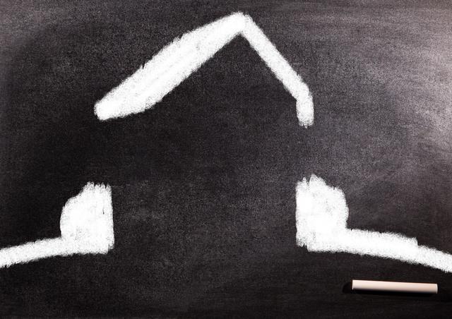 This image shows a simple white chalk drawing of a home icon on a blackboard. Ideal for educational materials, real estate presentations, or creative projects emphasizing simplicity and minimalism.