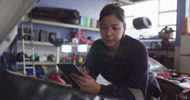 Female Mechanic Using Digital Tablet in Auto Workshop - Download Free Stock Images Pikwizard.com