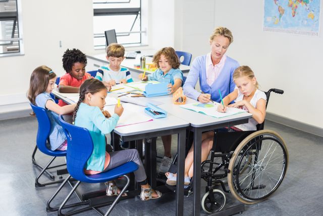 Teacher helping a diverse group of young students with their homework in an inclusive classroom setting. One student is in a wheelchair, showcasing inclusivity and accessible education. This can be used for articles, blogs, and advertisements focusing on education, diversity, and inclusive classrooms.