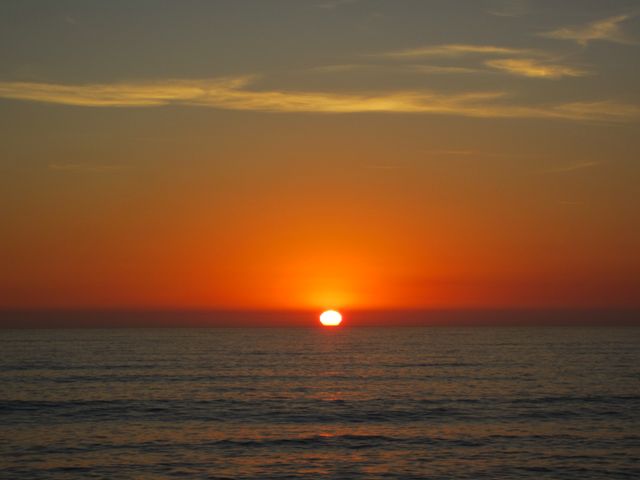 Vibrant Sunset Over Tranquil Ocean Horizon - Download Free Stock Photos Pikwizard.com